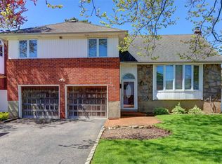 392 Bunker Dr, Oceanside, NY 11572