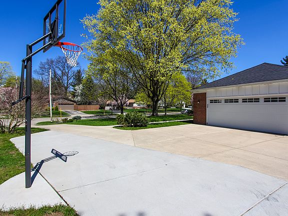 5th image of 2310 Elmwood Dr SE