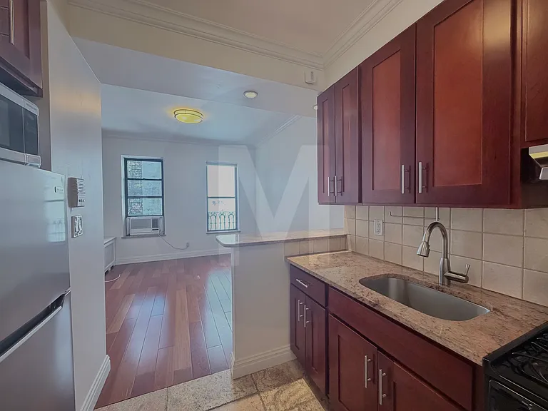 1057 1st Ave #4 — Photo 2
