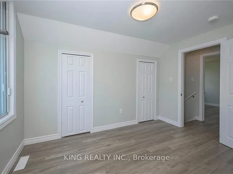 1224 Oxford St E — Photo 3