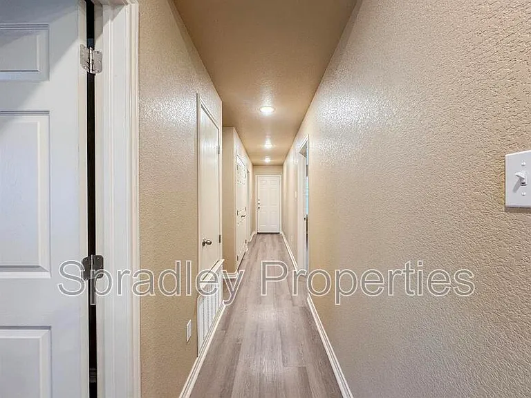 943 Laila Ln — Photo 9
