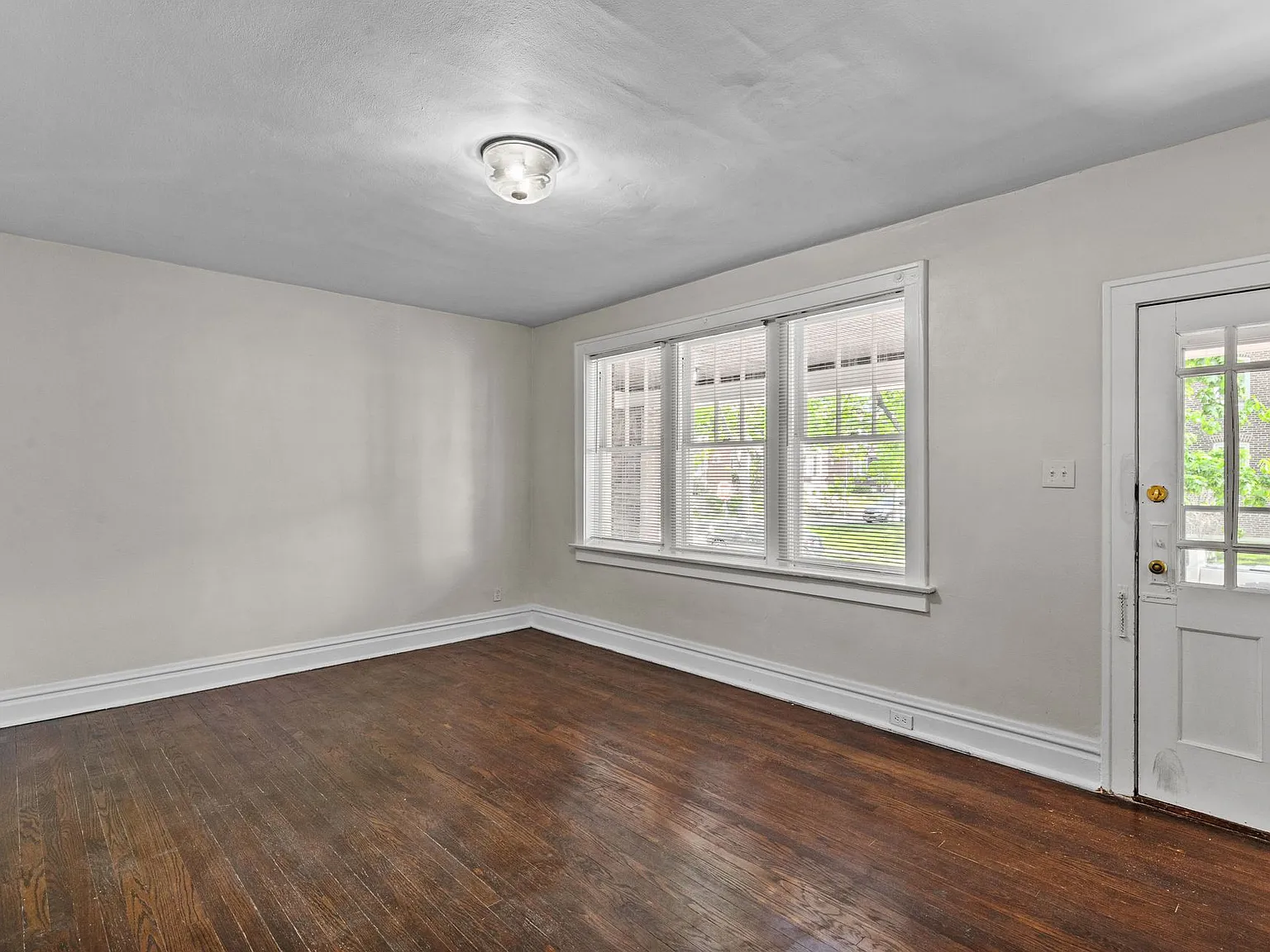 4460 Russell — Photo 3