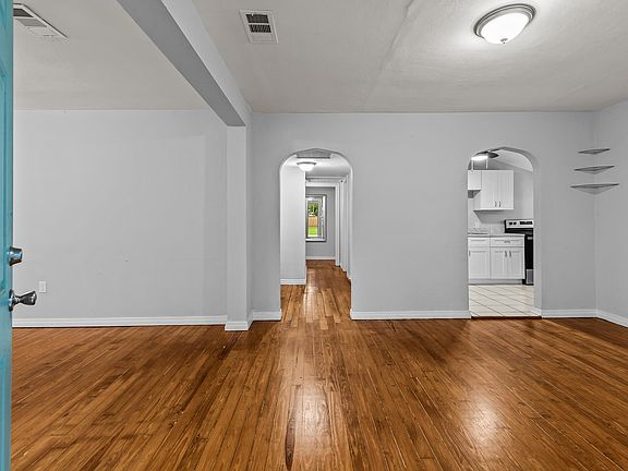 5th image of 3741 Warwick St