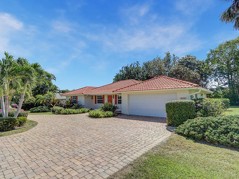 8574 SE Seagrape Way — Photo 3