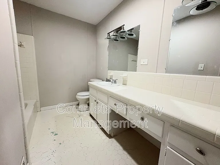 704 Avenue I — Photo 5