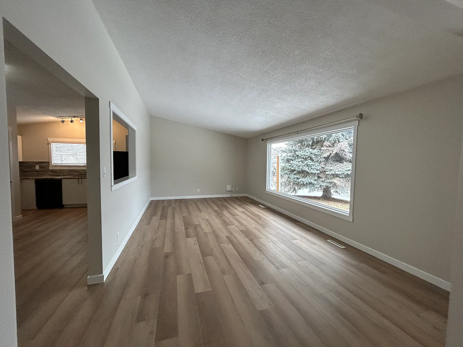 12015 136 Ave Main — Photo 3