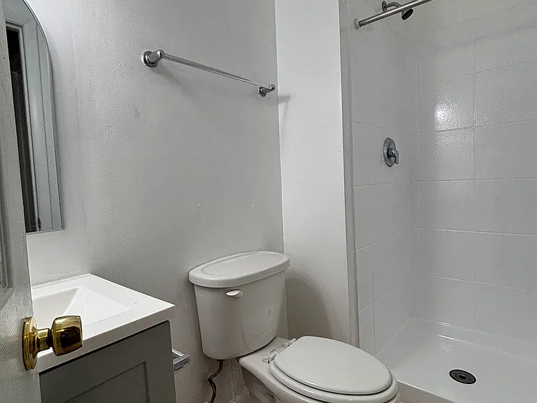 922 W Lombard St — Photo 9