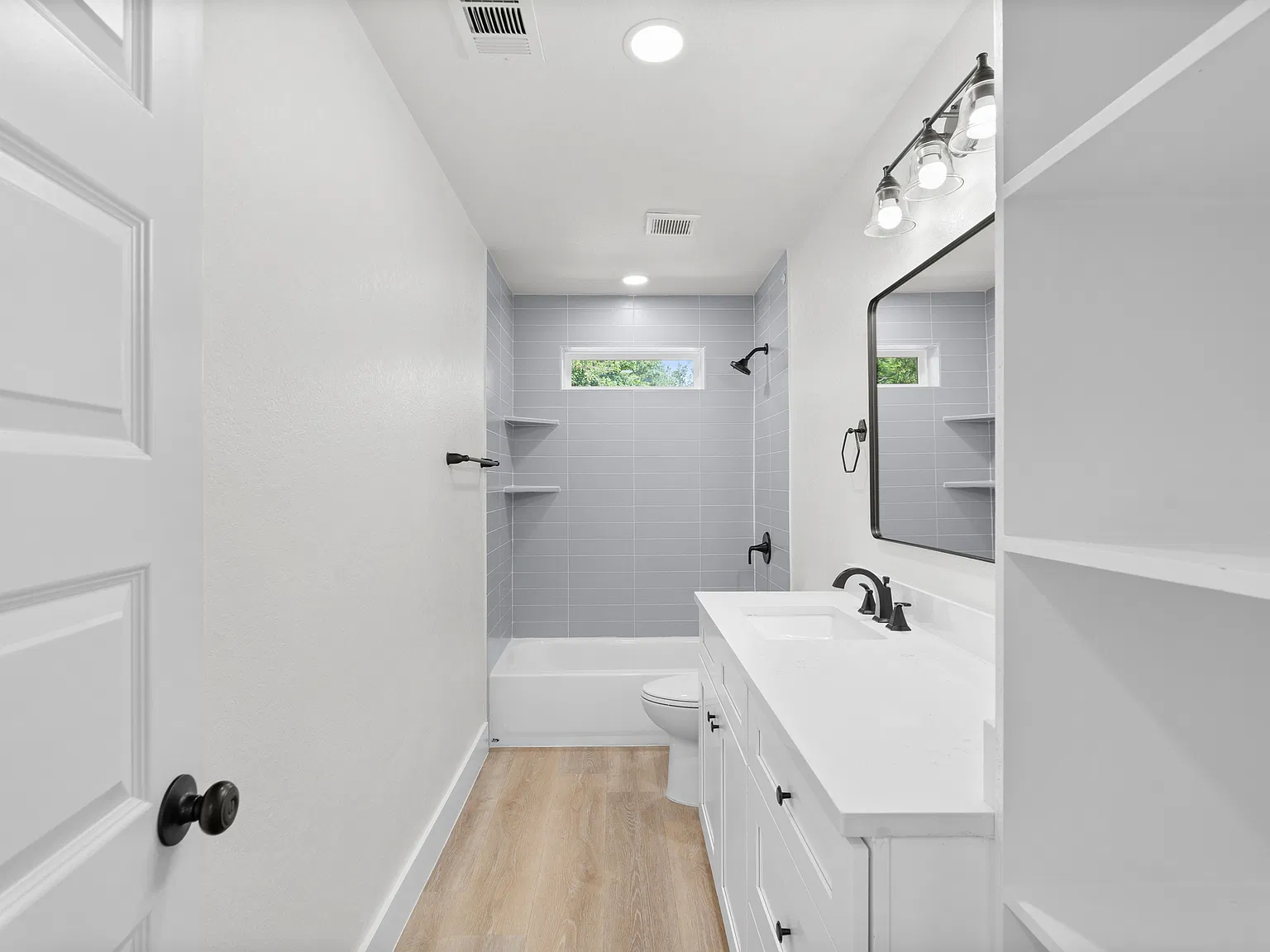 3 bed, 1008 sqft, $2,500 — Photo 3