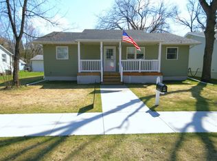 717 S 10th St, Grand Forks, ND 58201