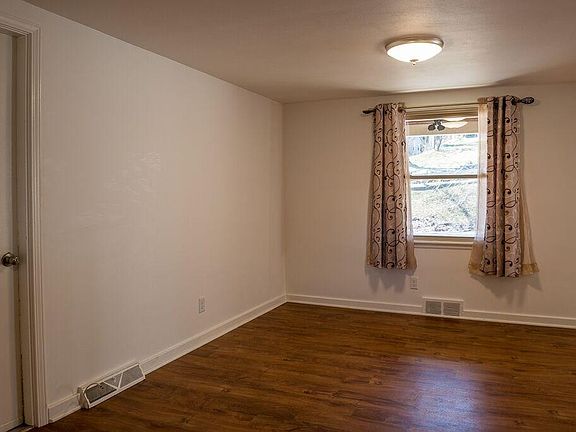 4th image of 413 Hillsboro Pkwy