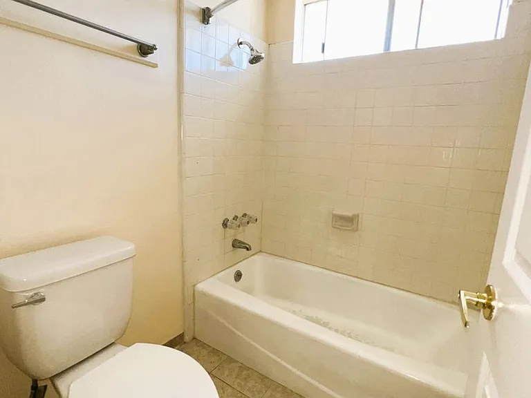 1025 W 8th St — Photo 15