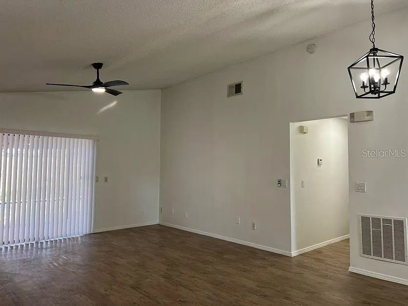 3 bed, 2.0 bath, 1401 sqft, $2,400 — Photo 3