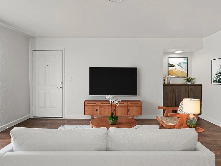 Green Door Apartments — Photo 101