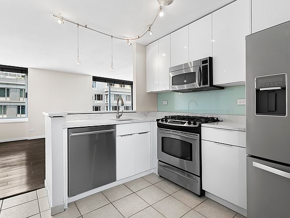 3rd image of 270 W 17th St APT 4L