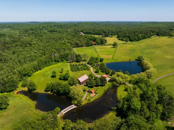 14 Bartlett Road, Kensington, NH 03833
