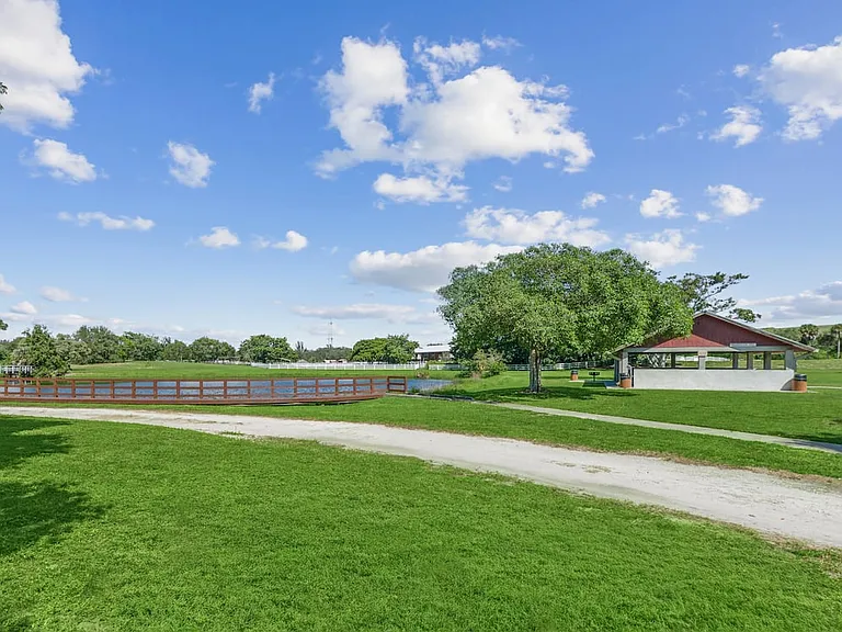 Minutes from Tradewinds Park
