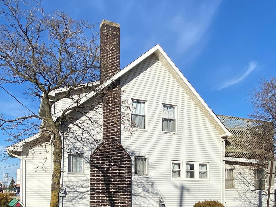 2nd image of 221 S Larch St