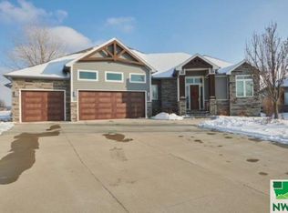 140 Teton Pines Ct, Dakota Dunes, SD 57049