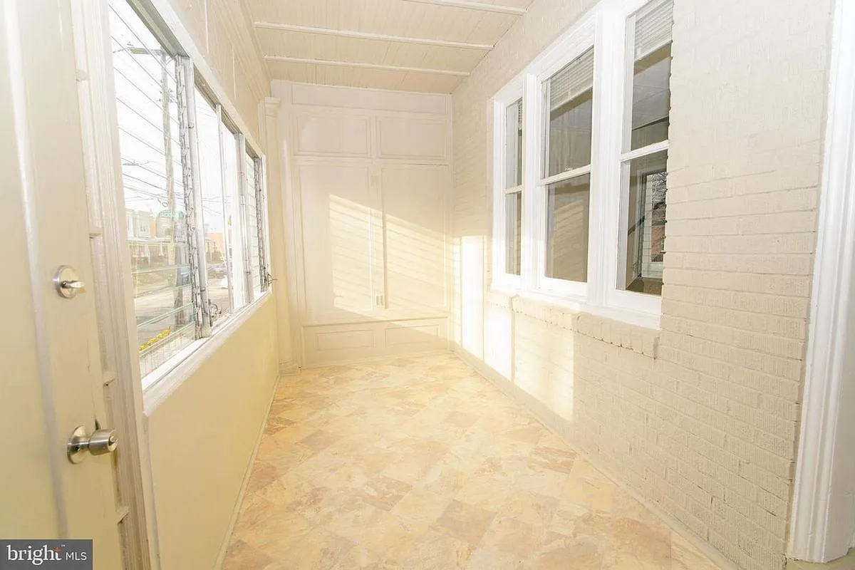 3 bed, 1.5 bath, 1100 sqft, $2,145 — Photo 2