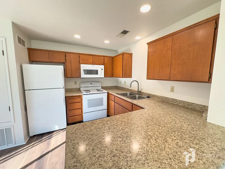 Amanda Place Apartments — Photo 34