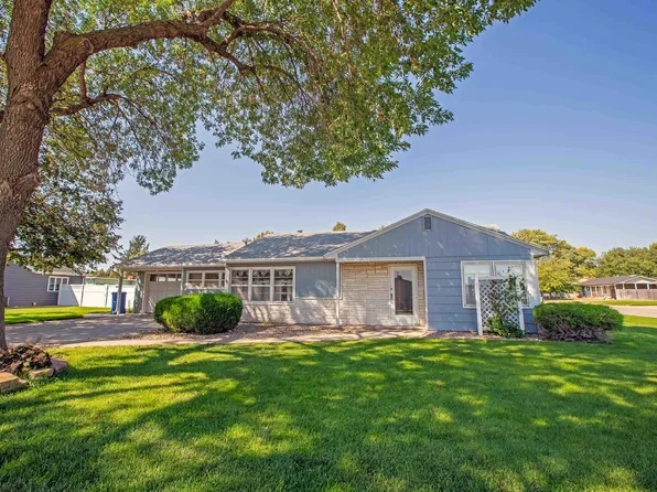 1127 Lincoln St, Holdrege, NE 68949