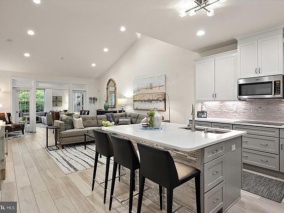4th image of 920 Moorings Cir #6