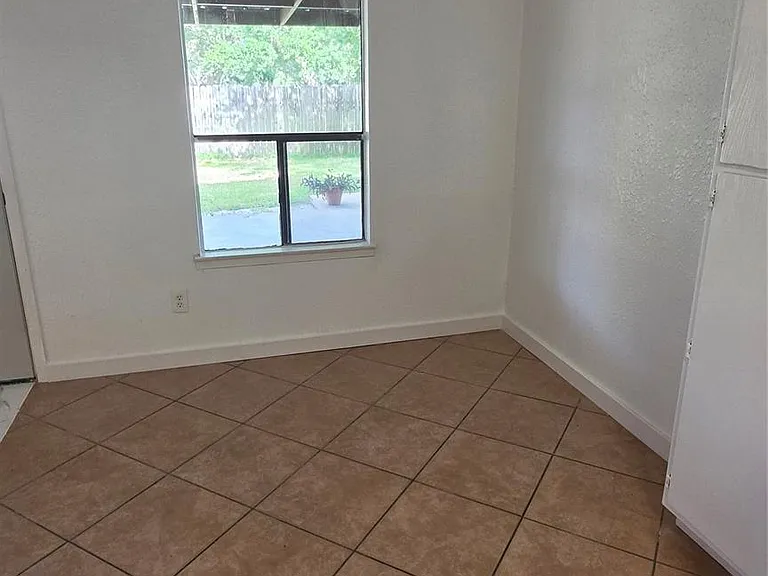 5129 Chateaux Dr — Photo 5