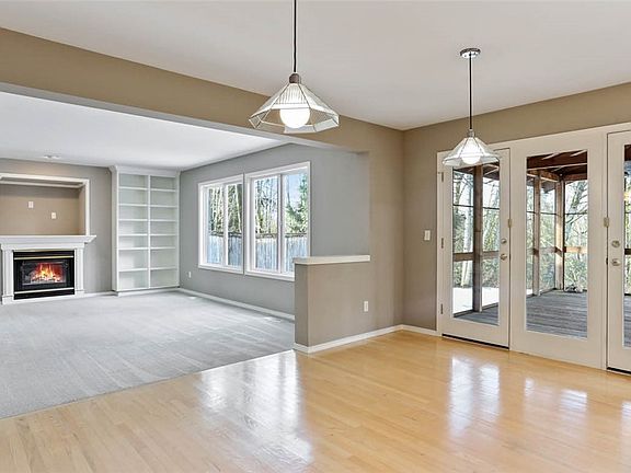4th image of 402 NE 20th St