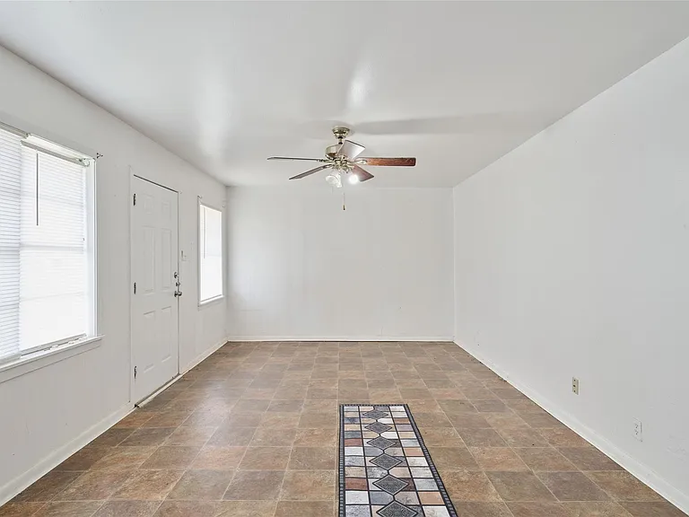203 Paul Knox St — Photo 6