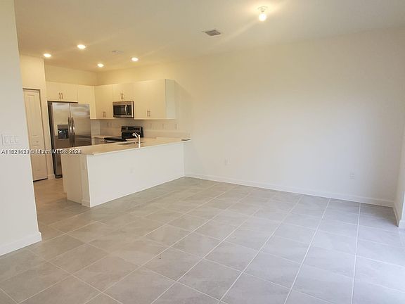 4th image of 2602 SE 11th St #2602