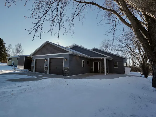 204 Pine St NW, New London, MN 56273