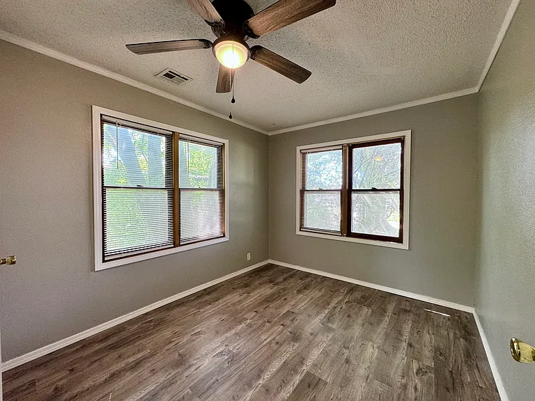 1240 E Walnut St — Photo 32