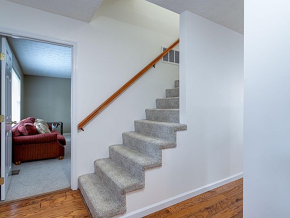 3rd image of 110 Pickett Dr