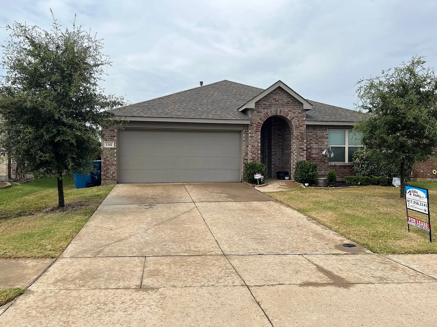 3 Bed, 2 Bath Home w/2 Car Garage — Photo 1