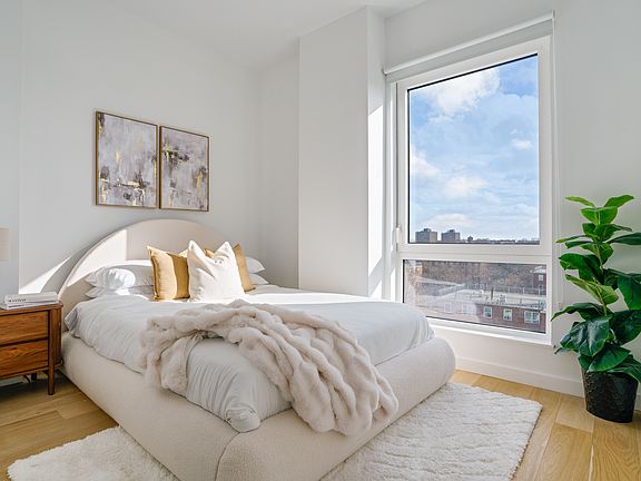 4th image of 11-14 35th Ave #424