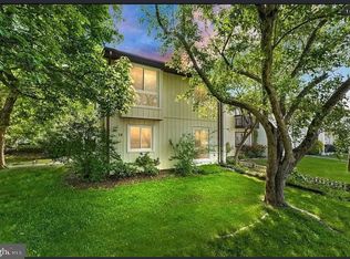 28 Howard Pl, Sterling, VA 20164