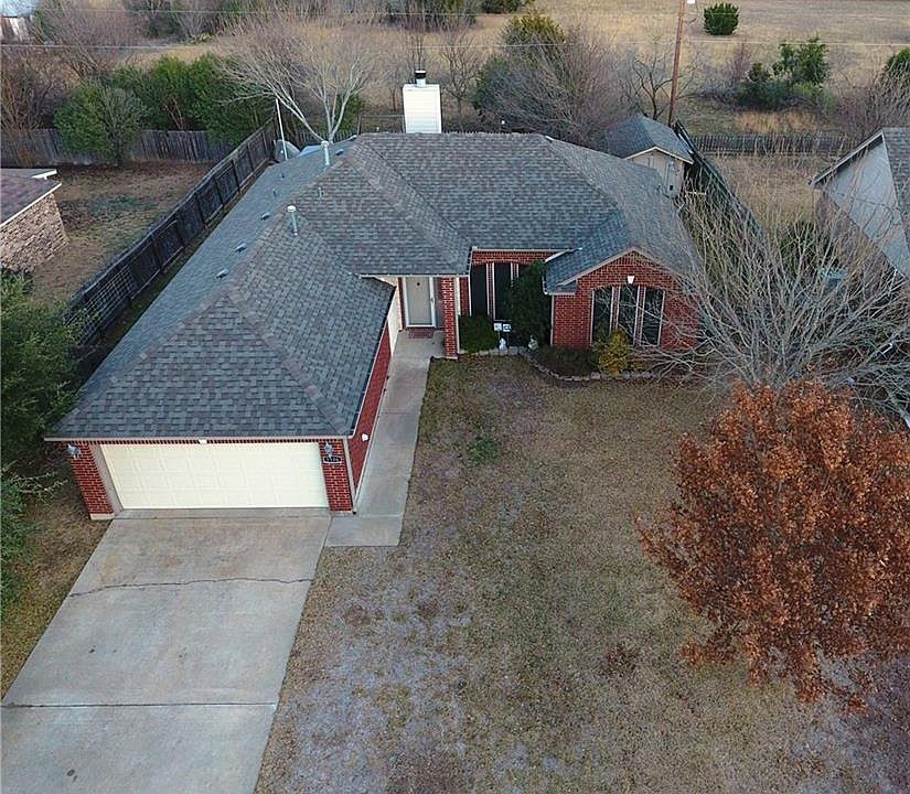 1st image of 3106 Red Oak Dr