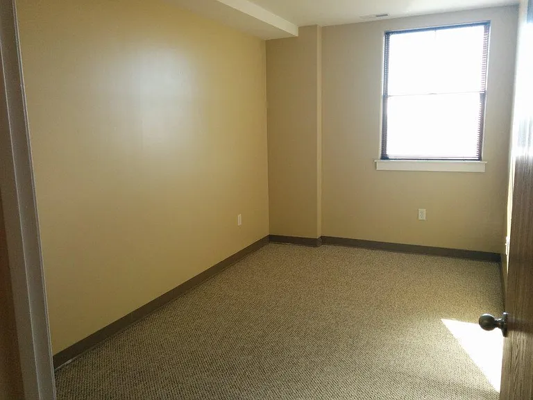 652 S 29th St #100 — Photo 8