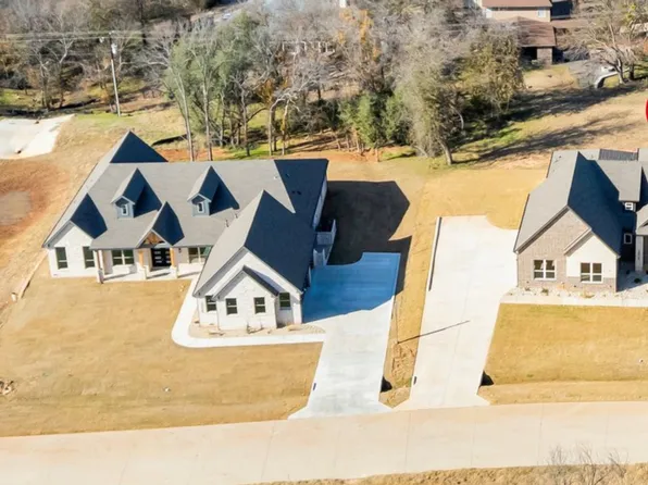 2420 Candlestick Dr, Granbury, TX 76049