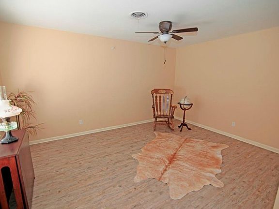 4th image of 902 Aurora Cir