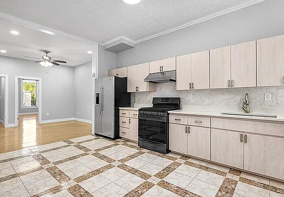 3rd image of 390 Myrtle Ave APT 2