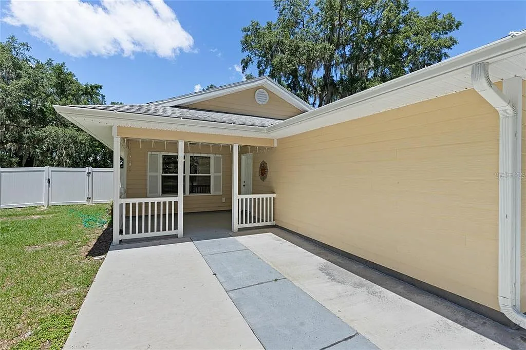 3 bed, 2.0 bath, 1270 sqft, $2,000 — Photo 3