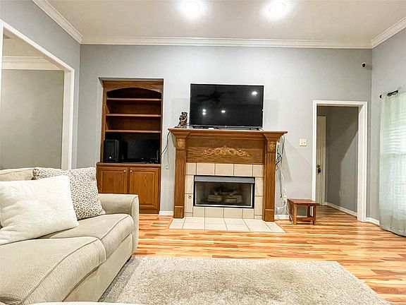 4th image of 1035 Cressmont St