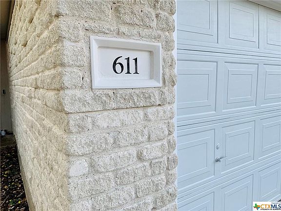 2nd image of 611 Ashland Crk