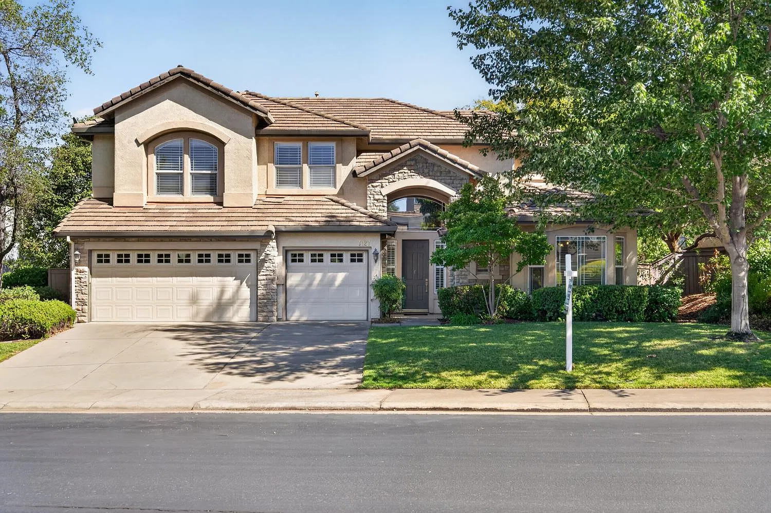 5 bed, 3950 sqft, $5,499 — Photo 1