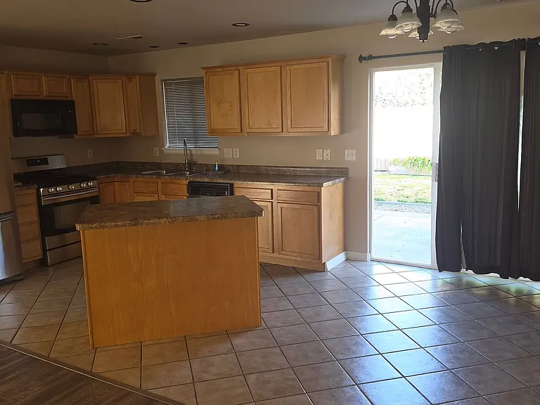 471 Coos Bay St — Photo 6