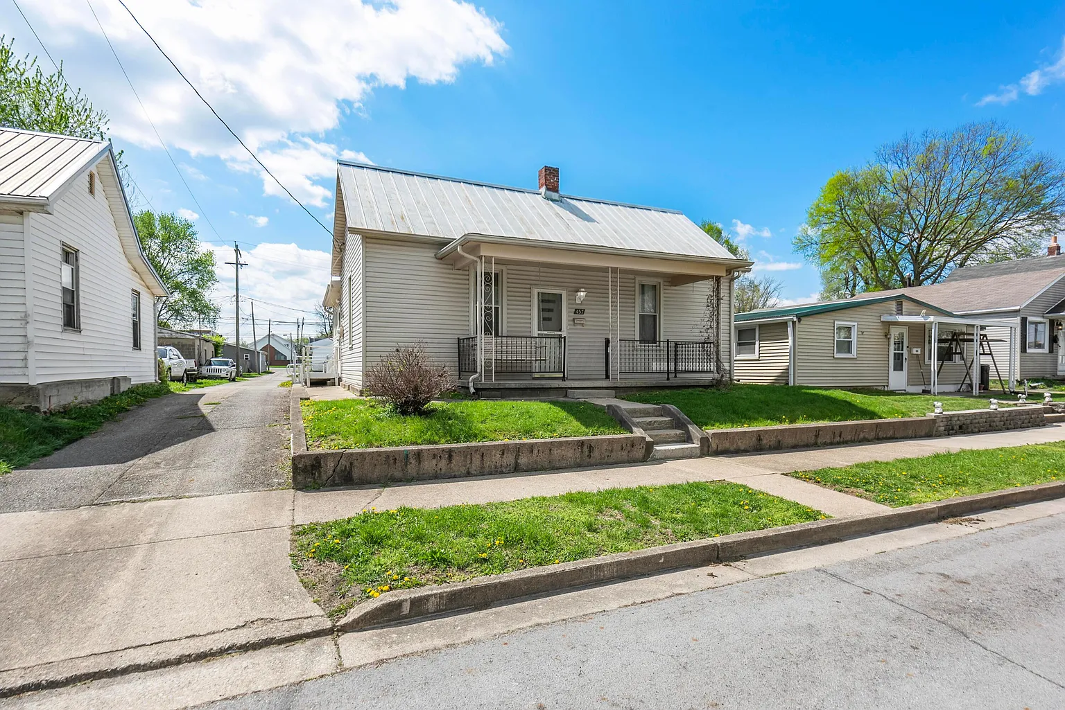 457 Half Ave photo 1