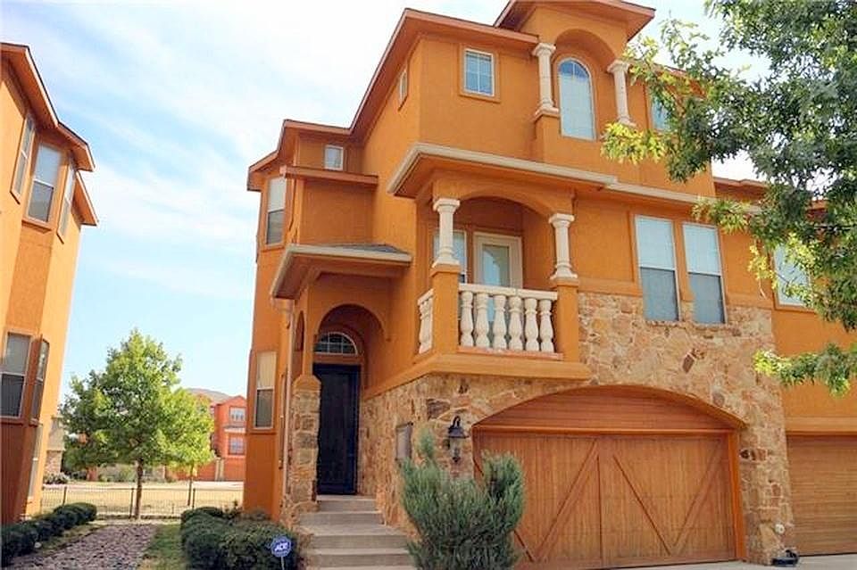 1st image of 2655 Venice Dr Unit 4