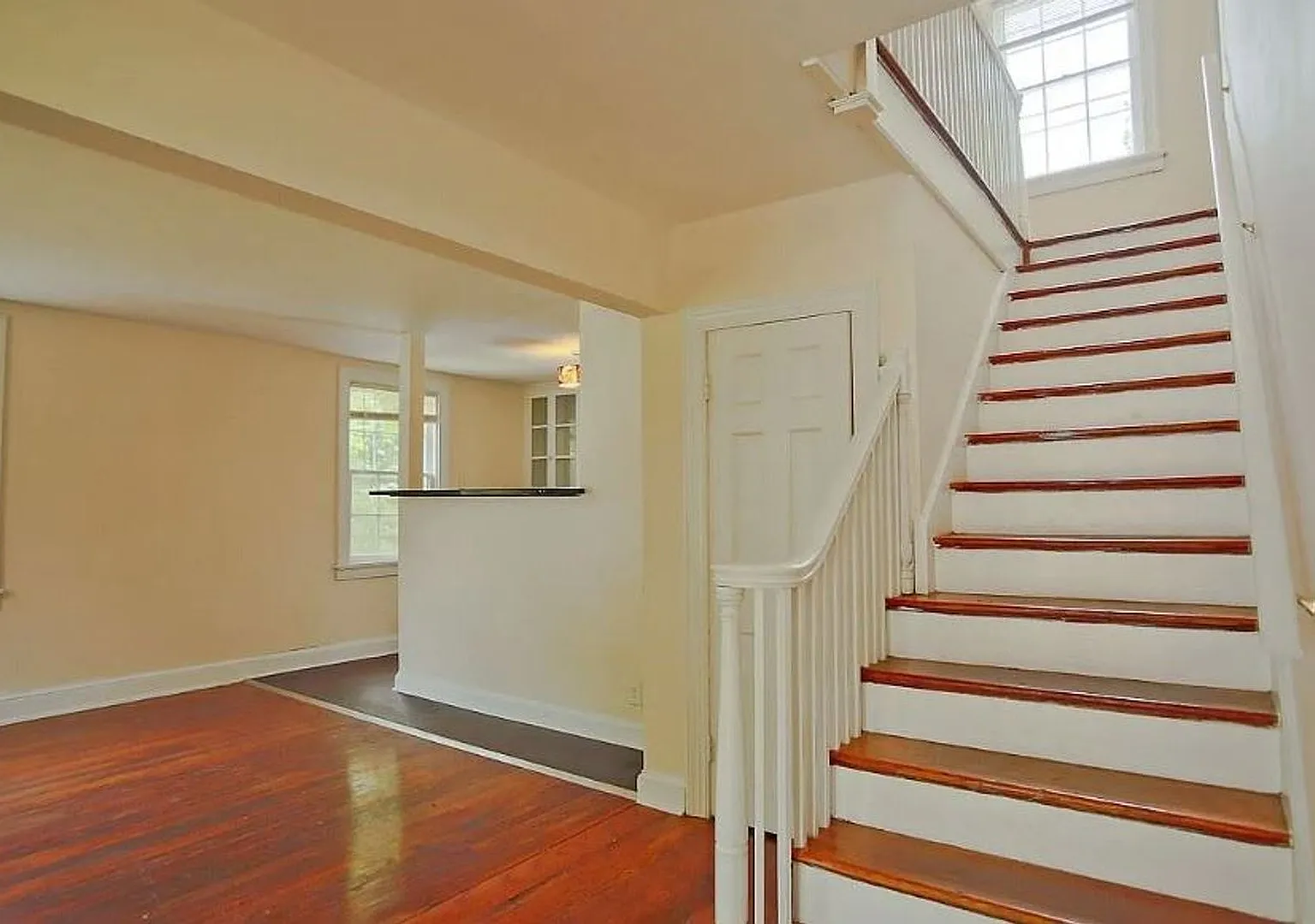 2027-2028 School Year / 8 Bdrm / 3 Bath Steps from UVA Grounds — Photo 4