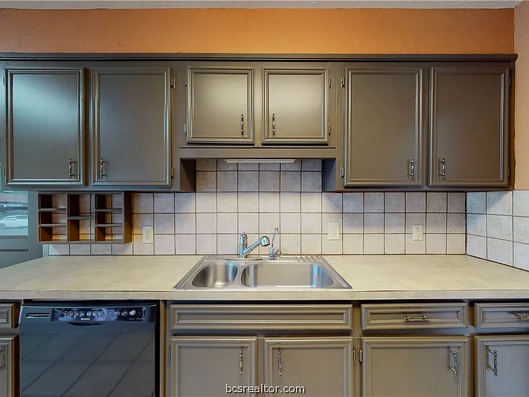 2104 Elmwood Dr — Photo 7